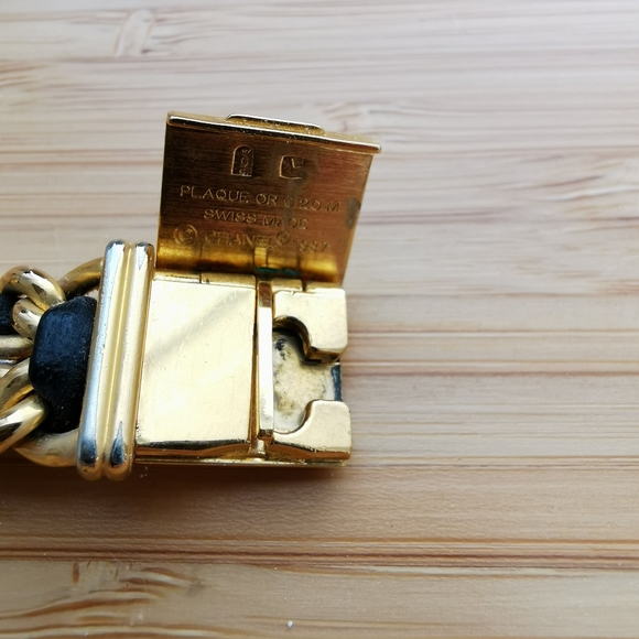 AUTHENTIC CHANEL watch with box size M - Picture 9 of 16